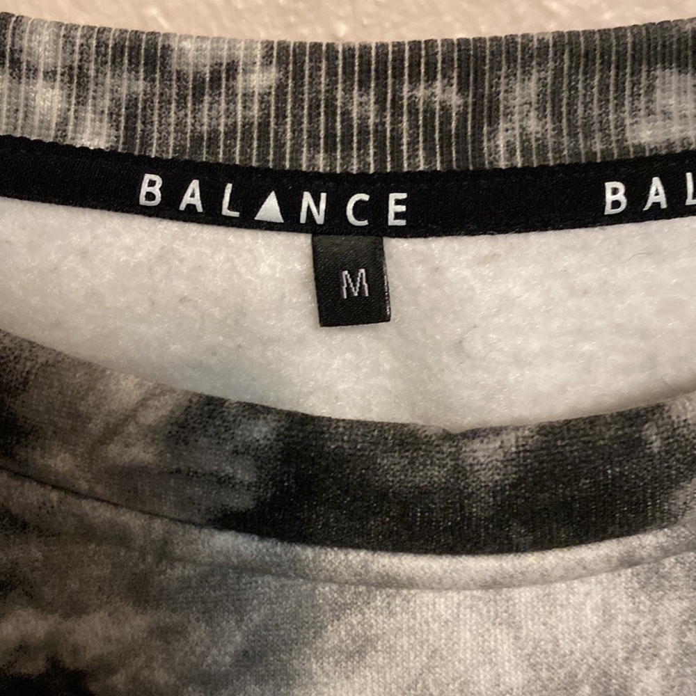 ‼️CROPPED AURA 2.0 SWEATSHIRT‼️ - Picture 2 of 4